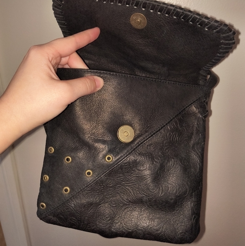 Carlo D'Santi brown leather cross body bag/purse, snap closure 8" by 8" like new - Picture 5 of 7